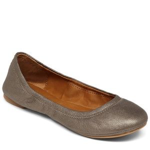 Pre owned excellent condition lucky silver flats.